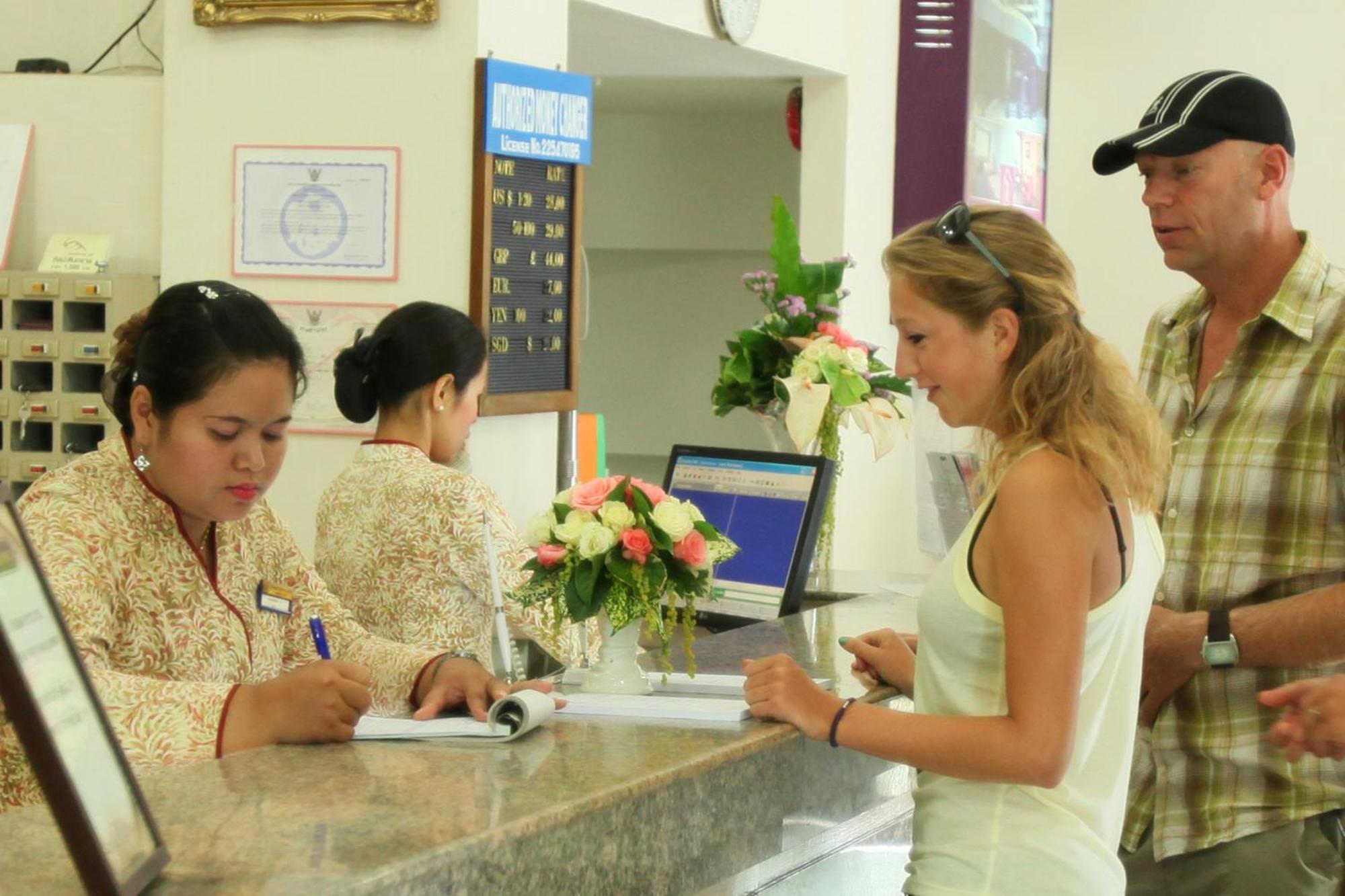 Thumrin Hotel Trang Luaran gambar