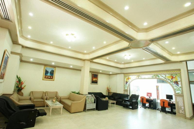 Thumrin Hotel Trang Luaran gambar