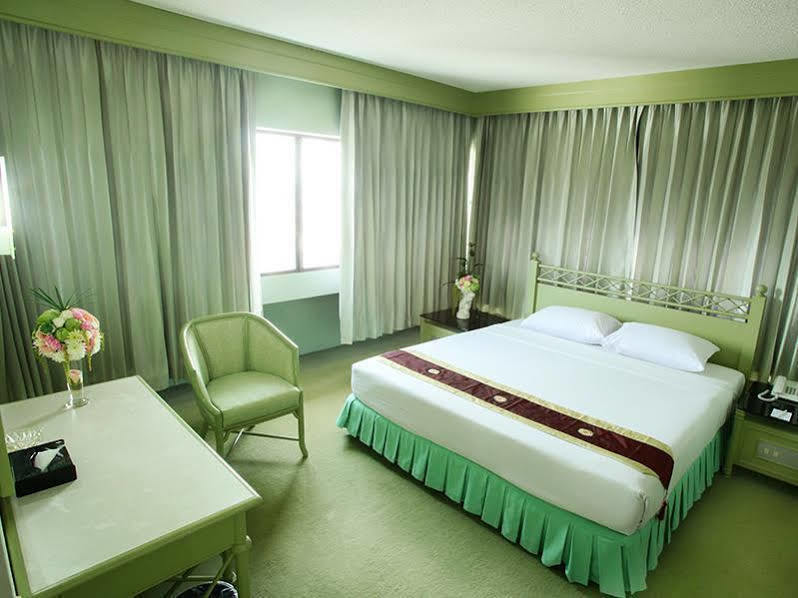 Thumrin Hotel Trang Luaran gambar